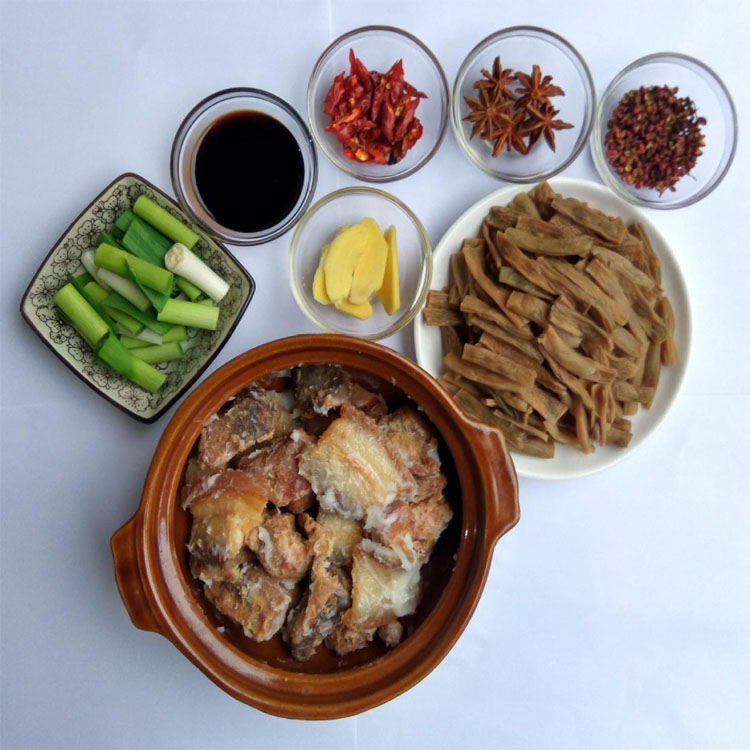 老张家农家腊月现炒现做闷罐肉